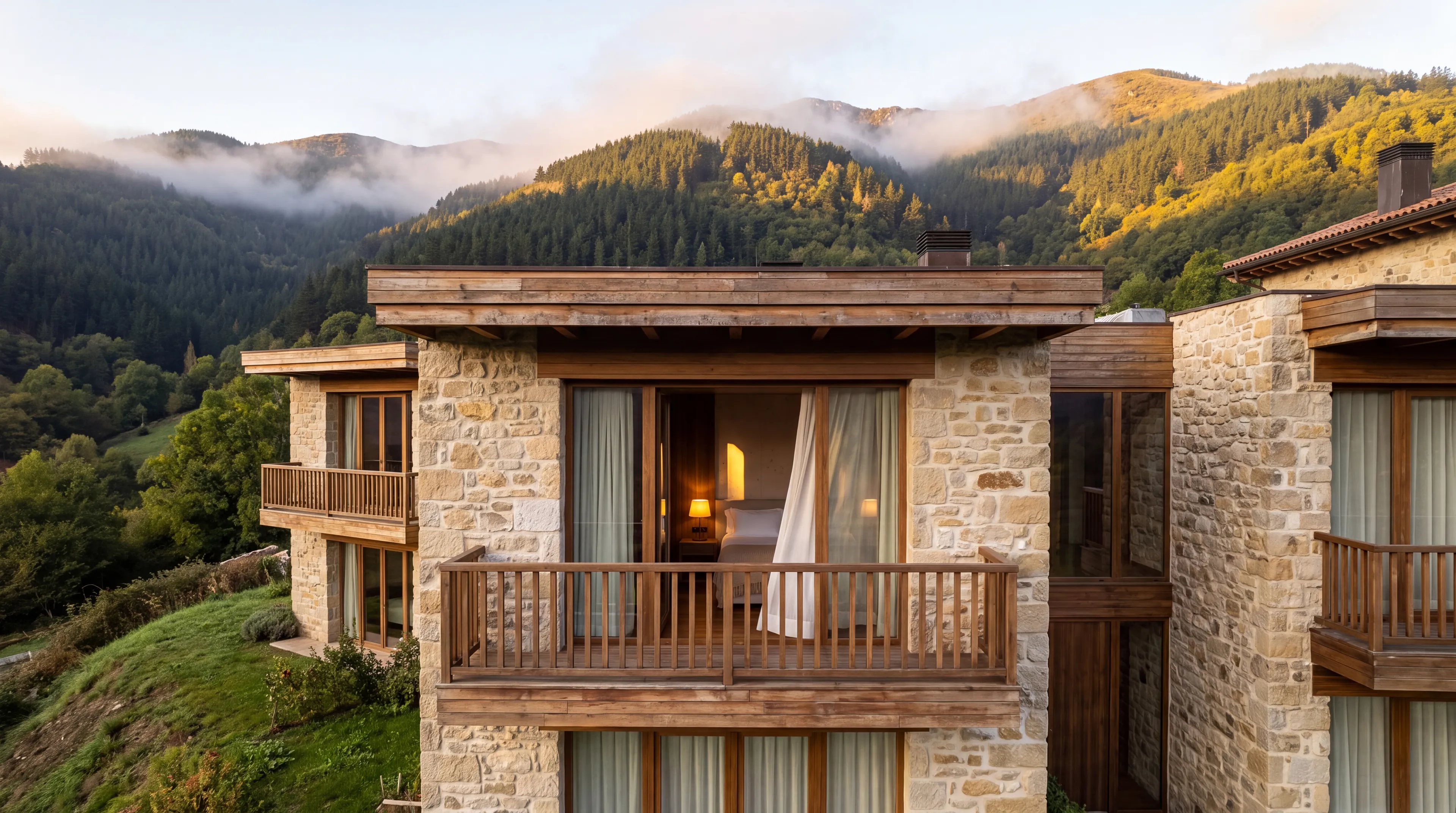 Hotel de piedra y madera en la ladera, con un balcón abierto