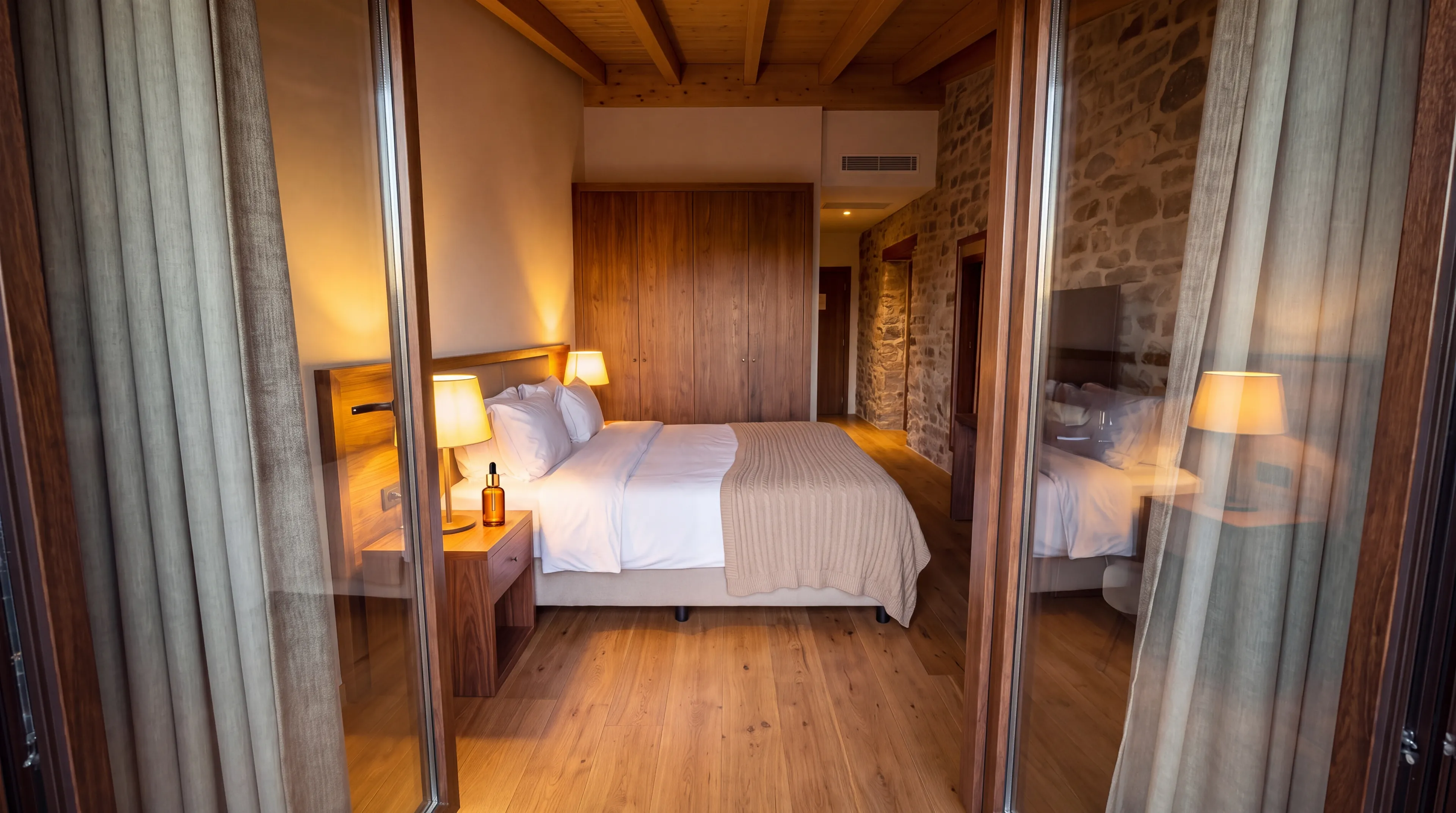 Suite del hotel vista desde el balcón, con un sérum en la mesilla