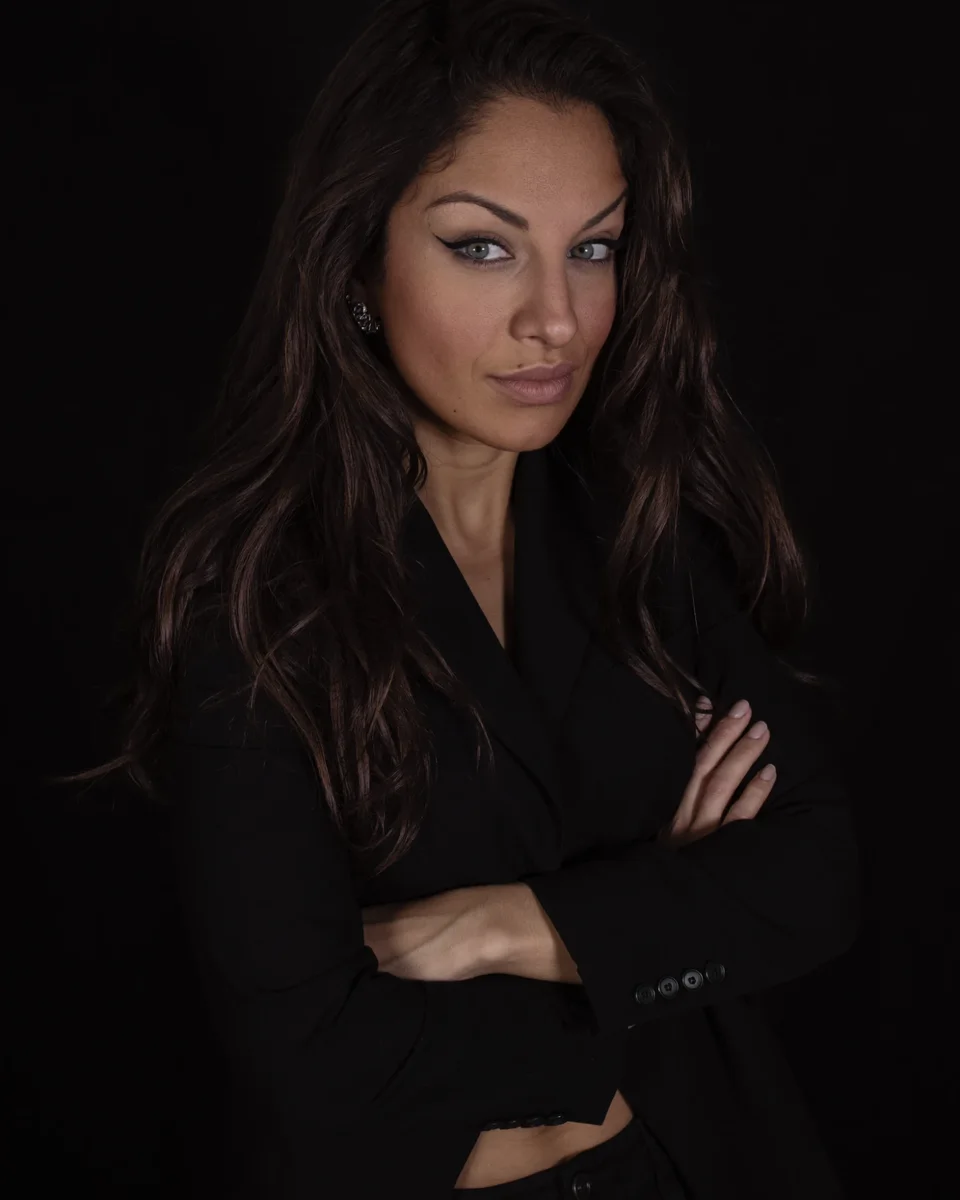 Silvia Díaz, fundadora de Creator Lab, con los brazos cruzados y traje negro