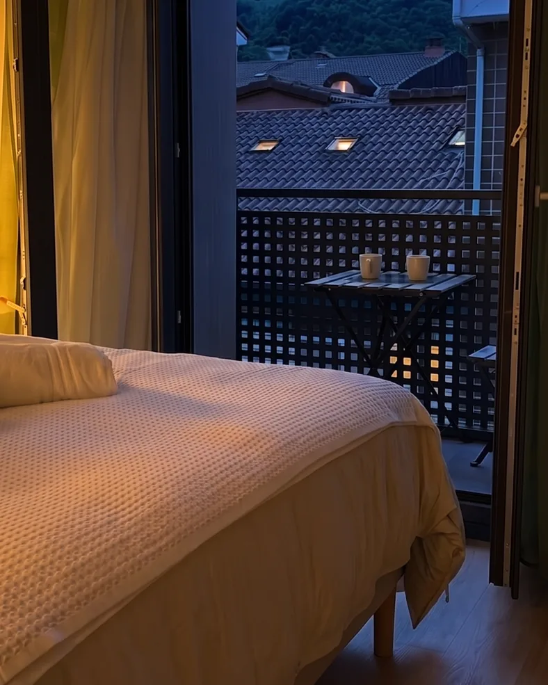 La misma suite al anochecer, creada con IA a partir de la foto real